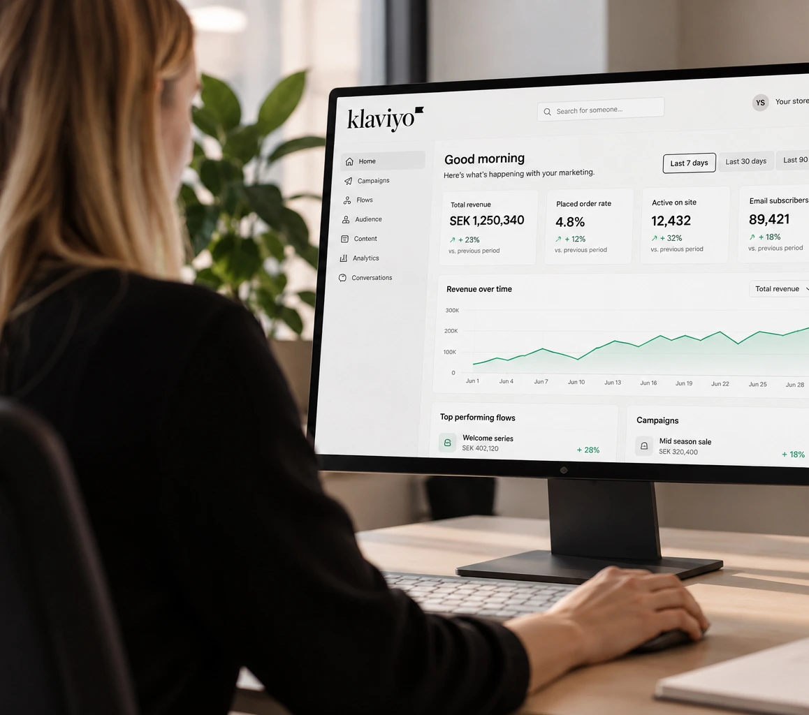 Kvinna arbetar i Klaviyo vid en dator och analyserar e-postmarknadsföring, intäkter och kampanjresultat.